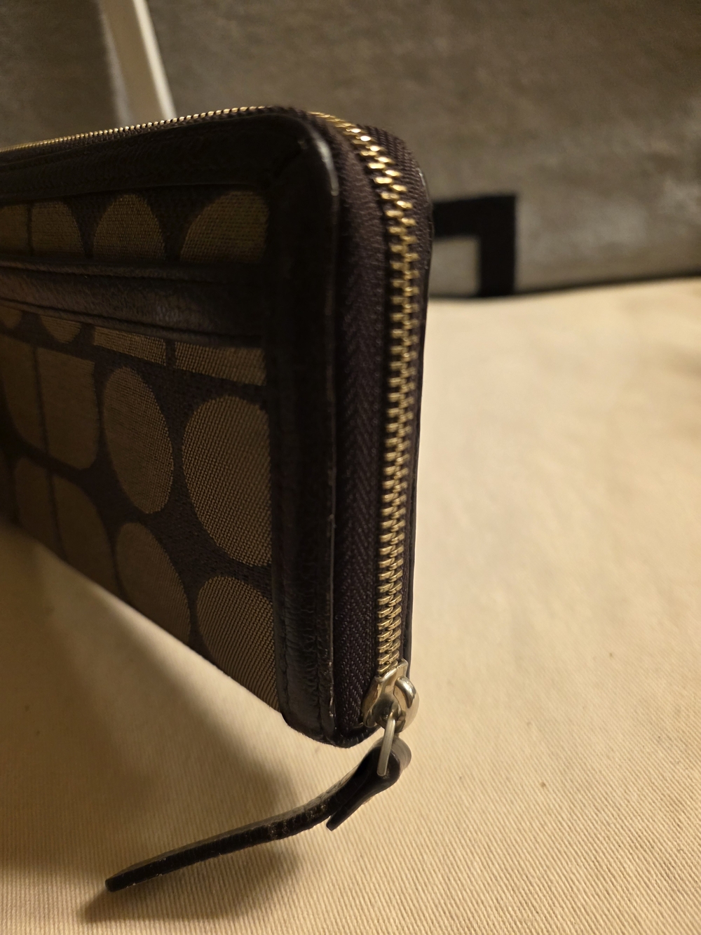 kate spade Geometric Logo-Pattern Zip Wallet - Picture 4 of 9
